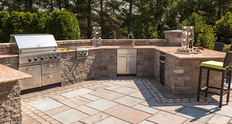 outdoor kitchen with stone veneer