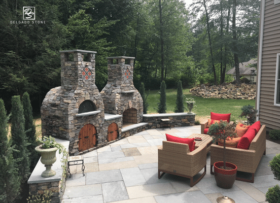 Photo of Fieldstone Dark Ledge Natural Thin Stone Veneer installed on outdoor fireplaces and patio living space.