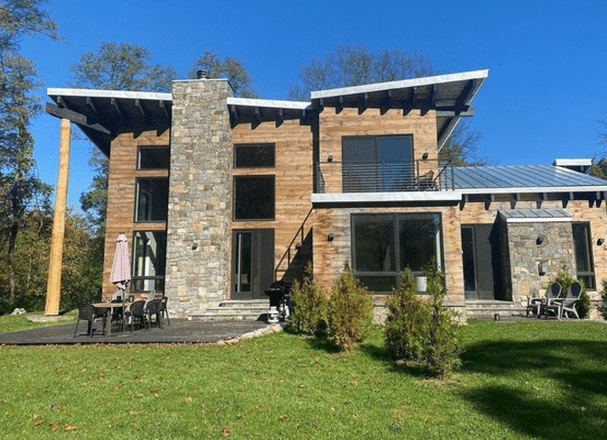 Photo of Fieldstone Dark Square and Rectangle Natural Thin Stone Veneer installed on a contemporary residential facade.