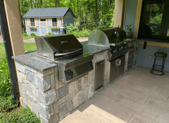 Photo of Liberty Hill Square and Rectangle Natural Thin Stone Veneer installed on an outdoor kitchen.