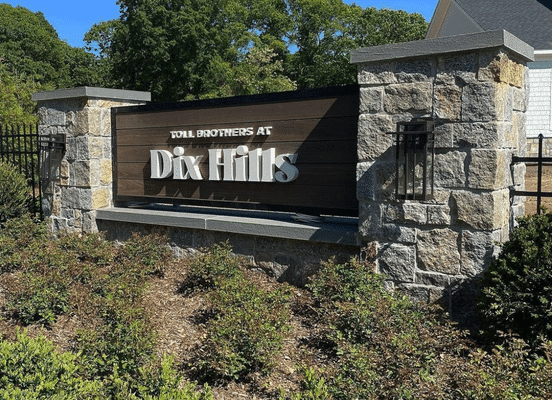 Photo of New York Blend Square and Rectangle Natural Thin Stone Veneer installed on an entrance monument sign.